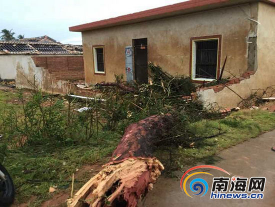 Смерчи обрушились на село провинции Хайнань, один человек погиб