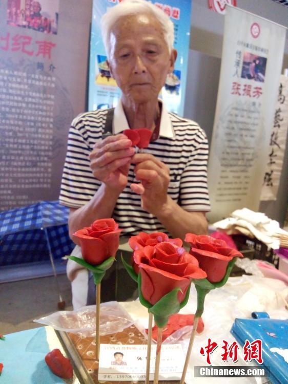 80-летний Лю Дифу из Наньчана является одним из носителей нематериального культурного наследия – искусства лепки из теста.
