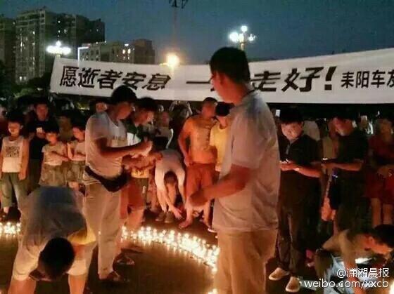 Горожане почтили память погибших при возгорании автобуса в провинции Хунань