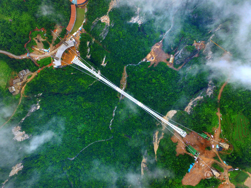 Самый высокий и длинный в мире стеклянный мост прошел проверку безопасности
