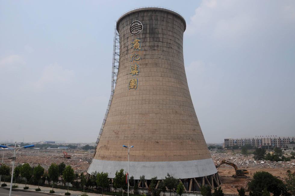 В провинции Шаньдун проводился демонтаж холодильной башни высотой 58 метров
