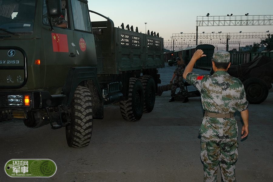 Китайские военные прибыли в Москву для участия в танковом биатлоне