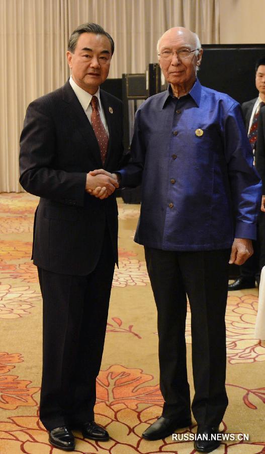 Ван И встретился с советником премьер-министра Пакистана по иностранным делам Сартаджем Азизом