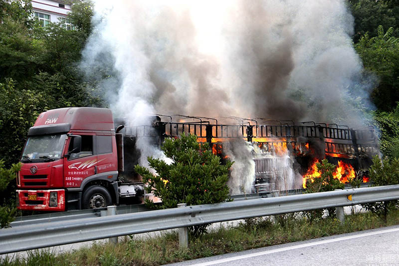 На скоростной автомагистрали в китайской провинции Сычуань загорелся грузовик с 35 тонн гидросульфита натрии