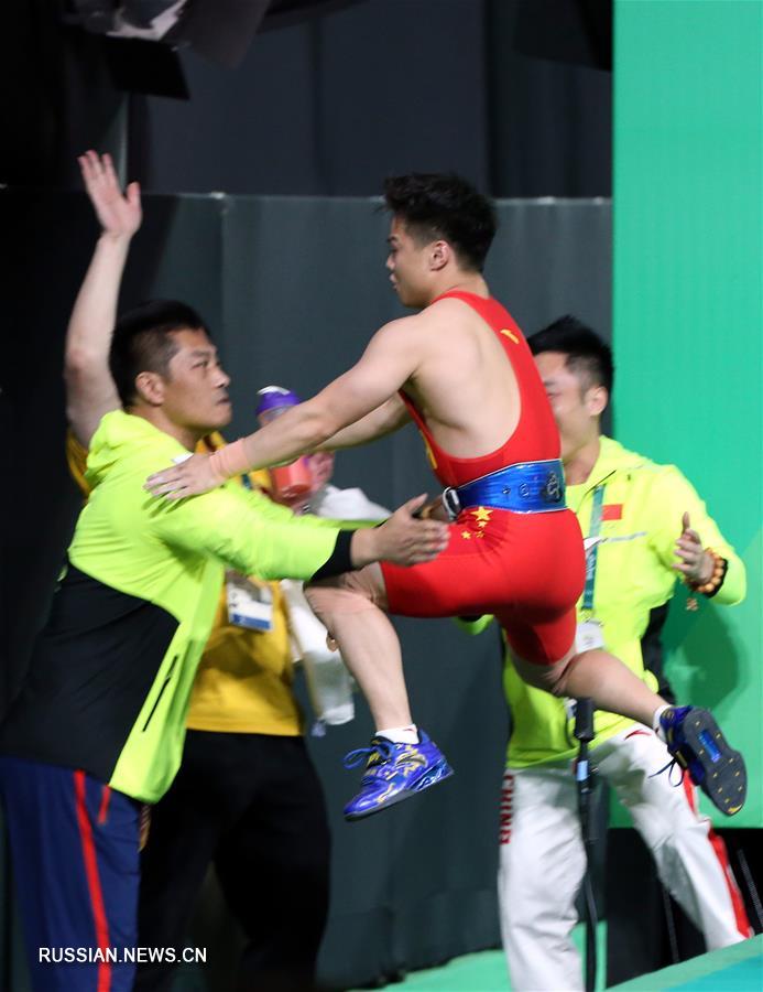 Олимпиада-2016 -- Тяжелая атлетика: Лун Цинцюань с мировым рекордом завоевал золото
