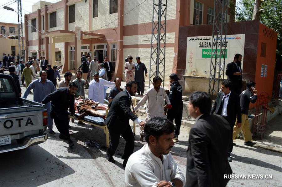 Исламабад, 8 августа /Синьхуа/ -- Количество жертв совершенного сегодня в первой половине дня в больнице в городе Кветта /административный центр провинции Белуджистан/ взрыва составило по меньшей мере 70 человек, еще 112 человек получили ранения. 