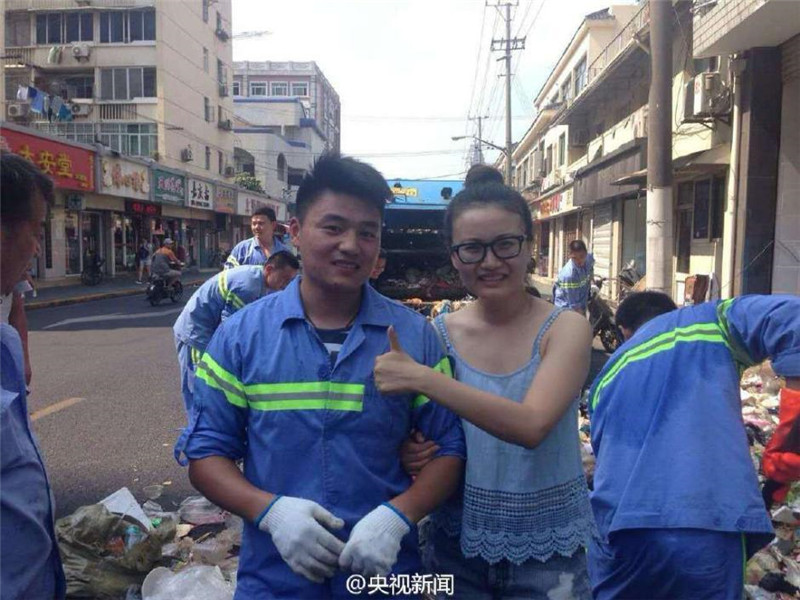 Шанхайские коммунальщики перерыли 5 тонн мусора, чтобы найти утерянный туристами телефон