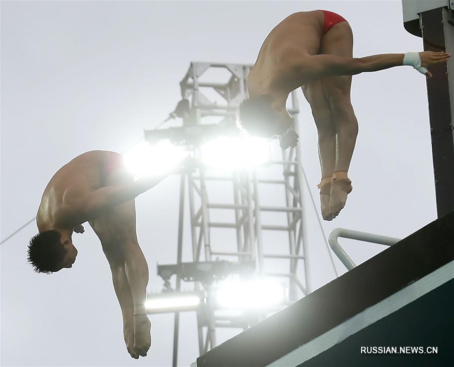 Китайские спортсмены завоевали золото в синхронных прыжках с вышки на Олимпиаде в Рио