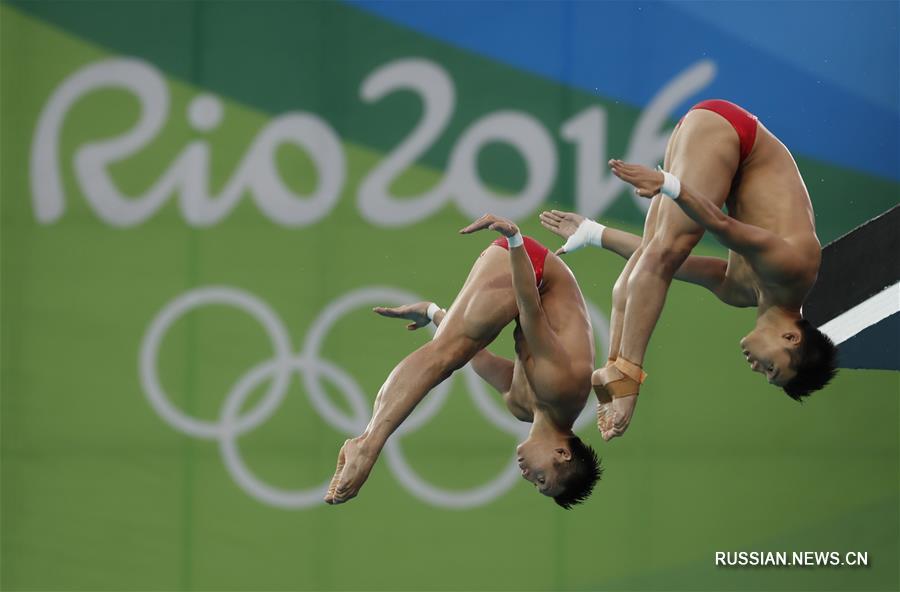 Китайские спортсмены завоевали золото в синхронных прыжках с вышки на Олимпиаде в Рио