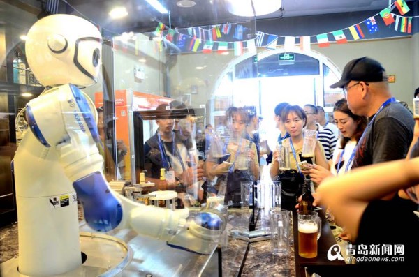 Робот-рыба на фестивале пива в Циндао