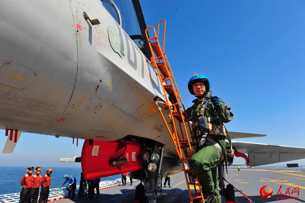 На китайский авианосец «Ляонин» прибыли новые пилоты