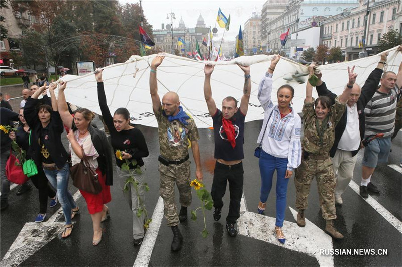 По центру Киева прошли матери военных, погибших в АТО