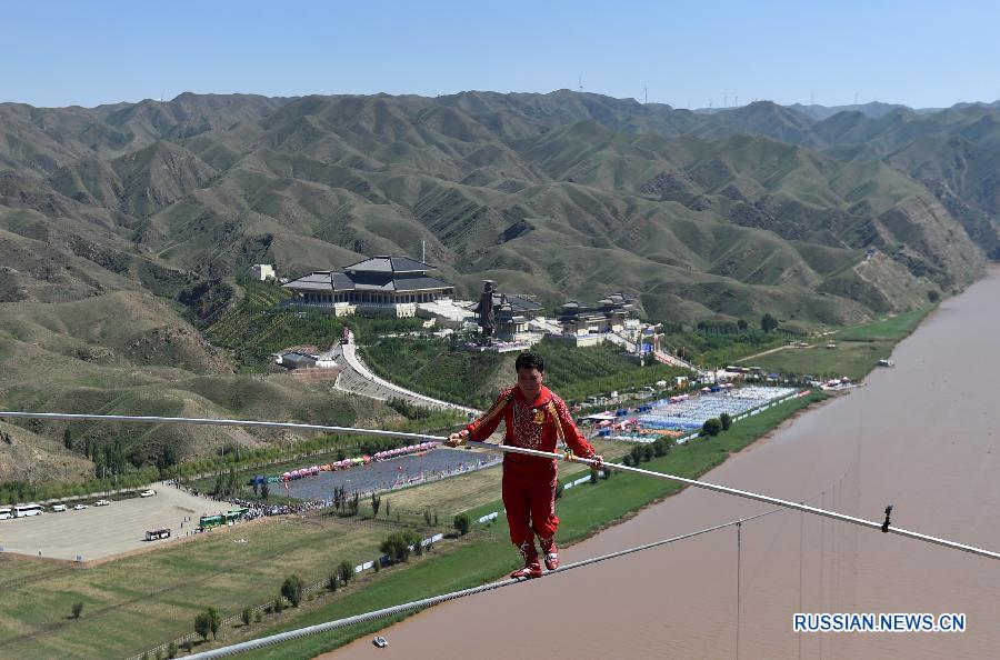 Знаменитый китайский канатоходец Адили установил новый рекорд, пройдя без страховки по стальному канату 1800 м