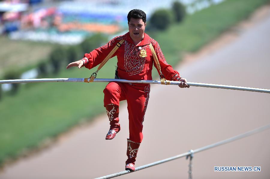 Знаменитый китайский канатоходец Адили установил новый рекорд, пройдя без страховки по стальному канату 1800 м