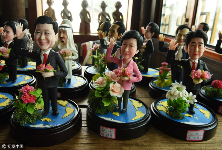 Изображения председателя КНР Си Цзиньпина, президента РК Пак Кын Хе и премьер-министра Японии Синдзо Абэ.