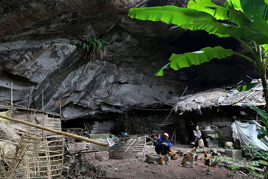 Лян Цзыфу и Ли Суин сидят во дворе своей пещеры. Фото/VCG