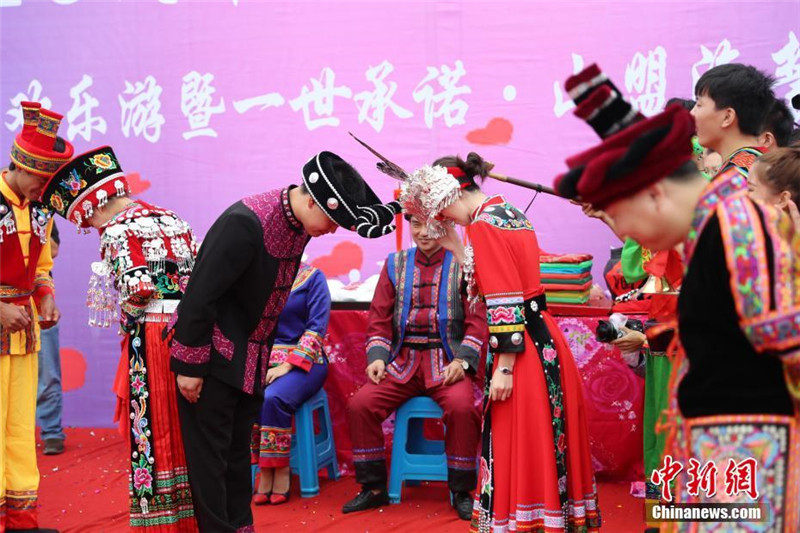 В Чунцине сыграли коллективную свадьбу по традиции народности Мяо