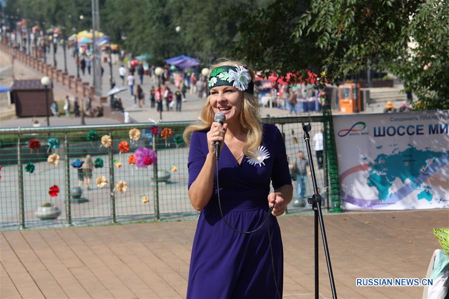 Около 3 тыс цветов собрали участники акции "Пусть будет мир!" во Владивостоке