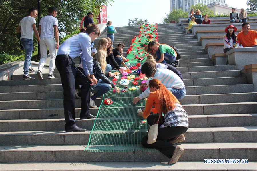 Около 3 тыс цветов собрали участники акции "Пусть будет мир!" во Владивостоке