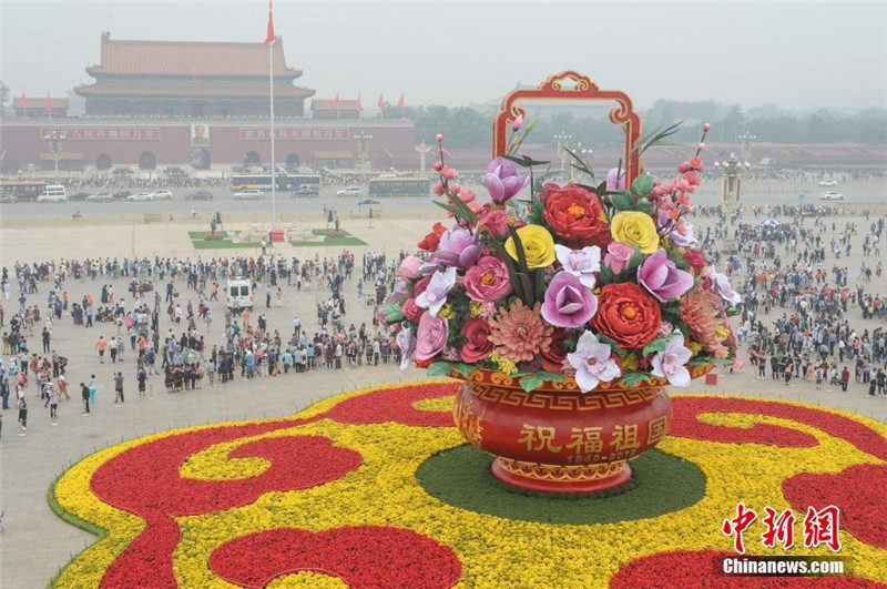 На площади Тяньаньмэнь появилась цветочная клумба в честь Дня образования КНР