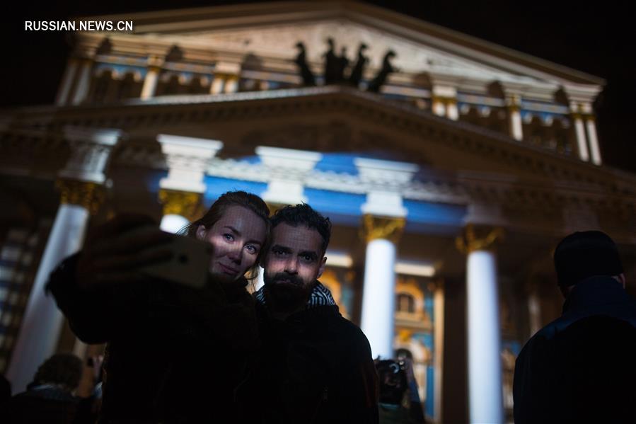 Световое шоу на здании Большого театра в Москве