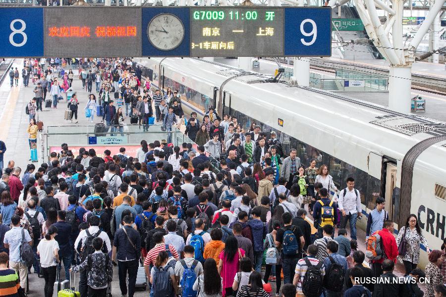 В связи с каникулами по случаю Национального праздника КНР ежедневный пассажирооборот на железных дорогах страны уже три дня подряд превышает отметку в 11 млн человек