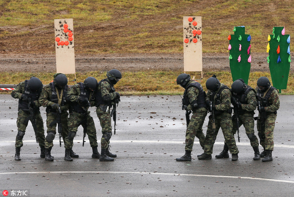 Российские солдаты спецназа показали трюки на выставке «Интерполитех-2016»