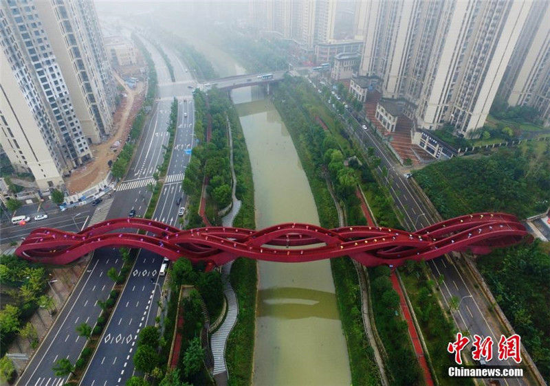 Сотни китаянок в "ципао" прошли по мосту