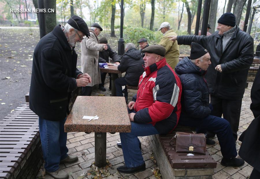 Киевские пенсионеры в парке Шевченко