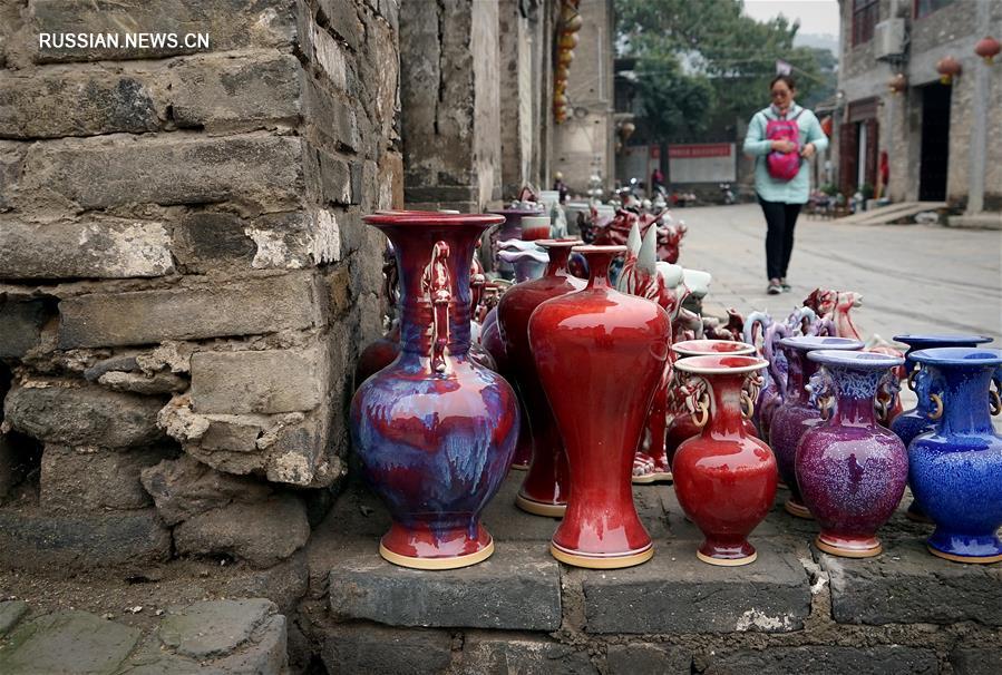Поселок Шэньхоу славится как древний центр производства фарфора
