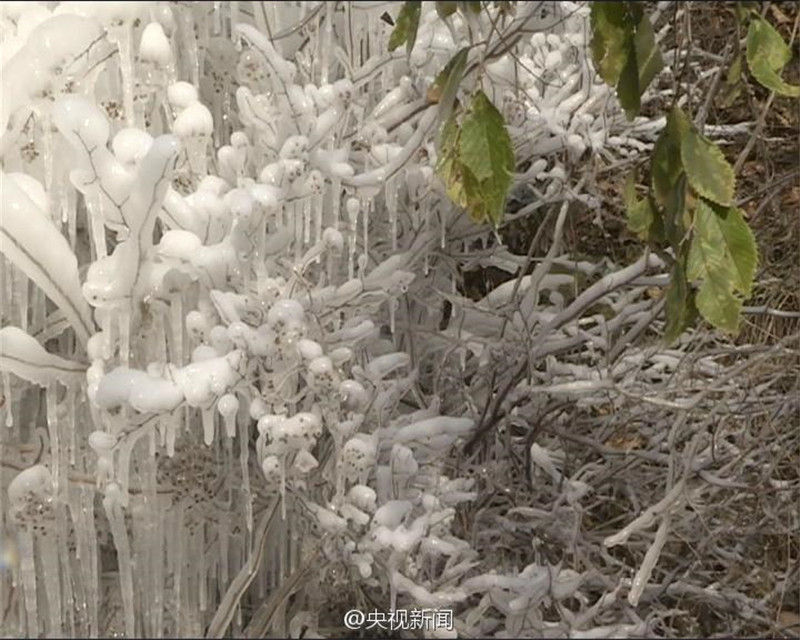 В Пекине появился замороженный водопад