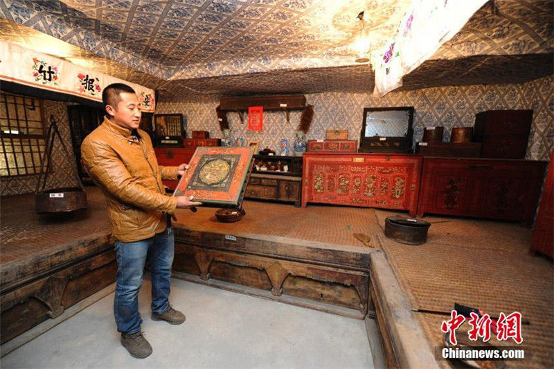 На фото: В селе Синьлуншань города Чанчунь Тан Юнли показывает коллекцию в своем музее.