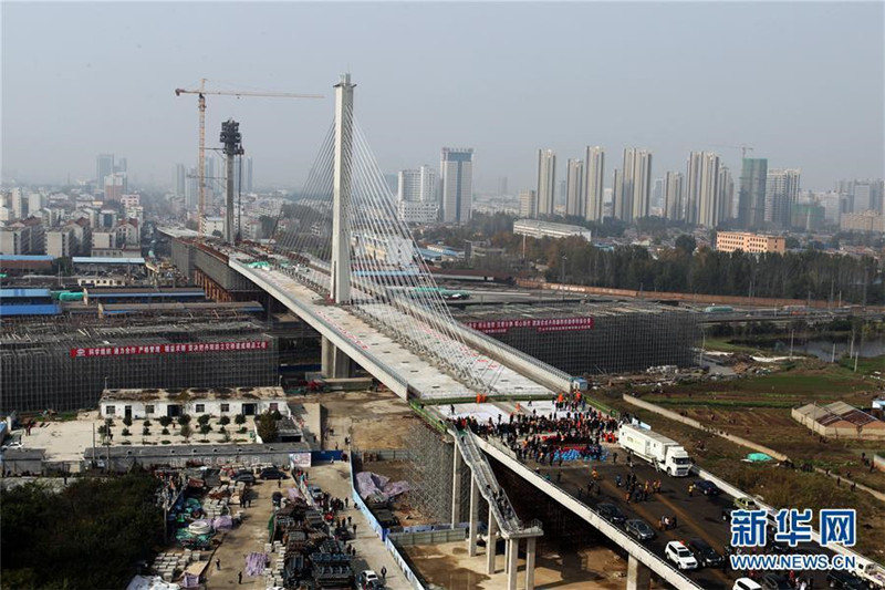 Самый тяжелый мост в мире успешно "повернули"
