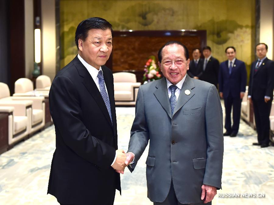 Лю Юньшань провел встречу с вице-премьером Камбоджи Хор Нам Хонгом. (Синьхуа)
