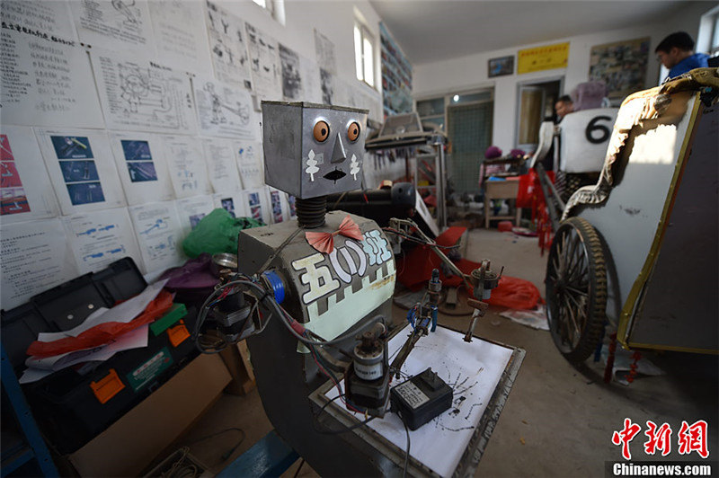 Пекинский крестьянин создал более 60 роботов за 30 лет