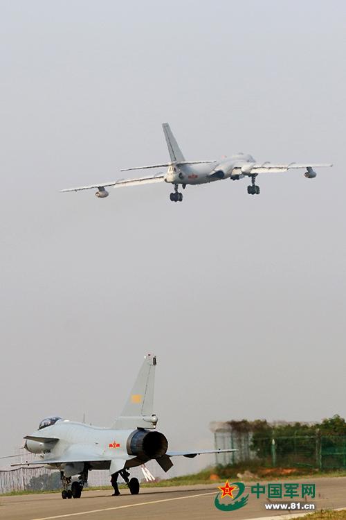Редкие фото: Два истребителя "J-10" производят одновременную заправку в воздухе