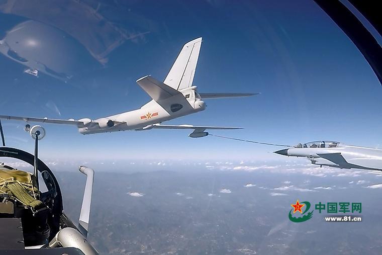 На фото: Два истребителя одновременно заправляются в воздухе.Источник фото: Официальный сайт НОАК.