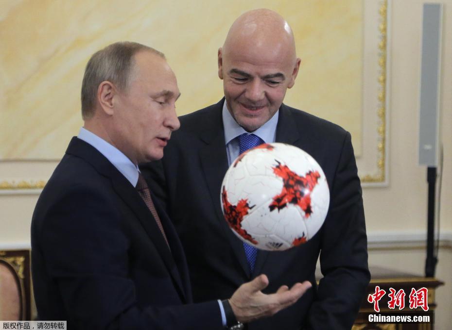 Президент ФИФА подарил Путину "Красаву"