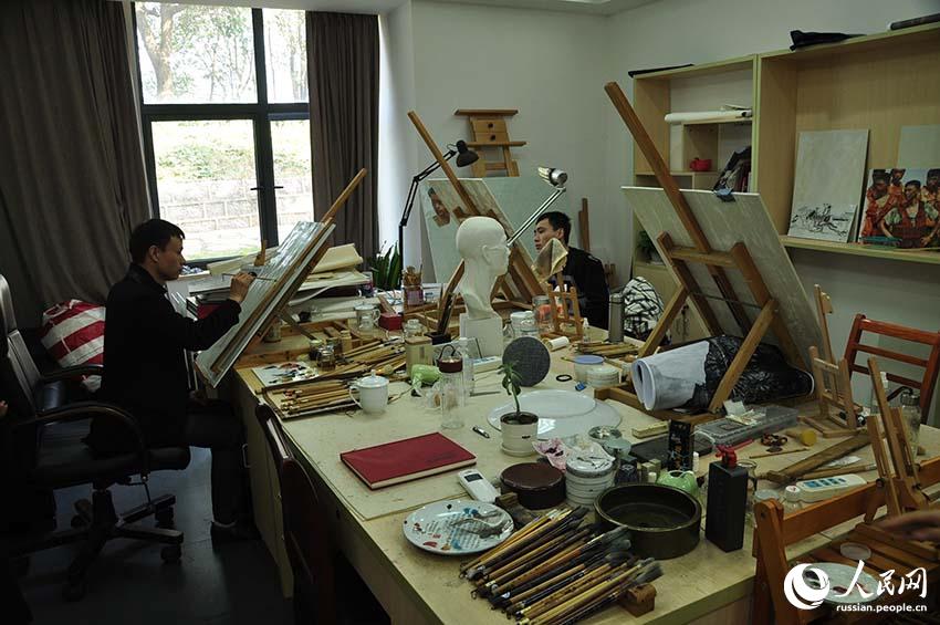 Иностранные журналисты посетили в Наньчане музей искусства на фарфоровой плите