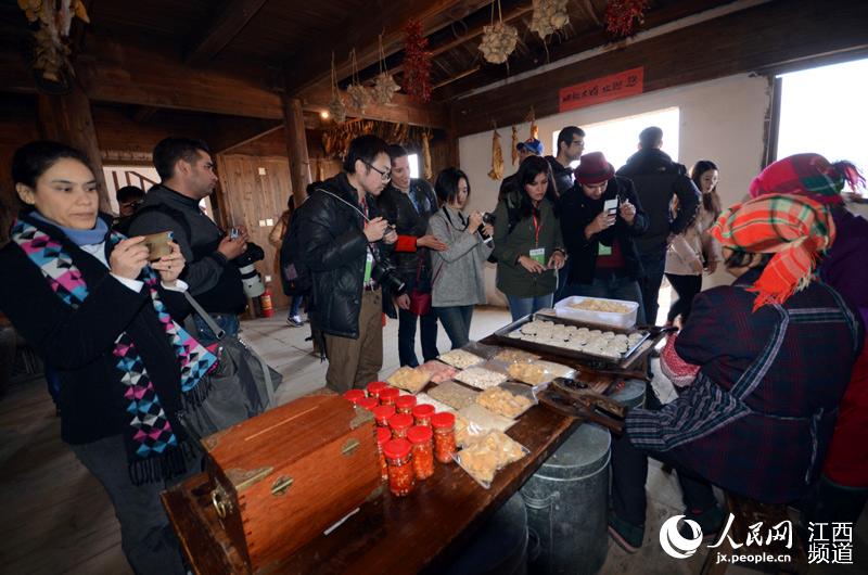 Иностранные журналисты посетили деревню Хуанлин провинции Цзянси