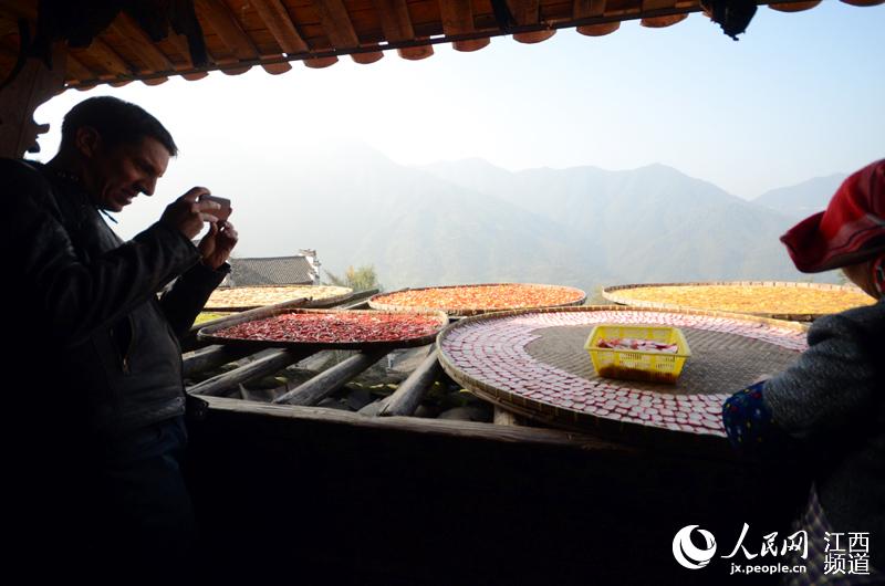 Иностранные журналисты посетили деревню Хуанлин провинции Цзянси