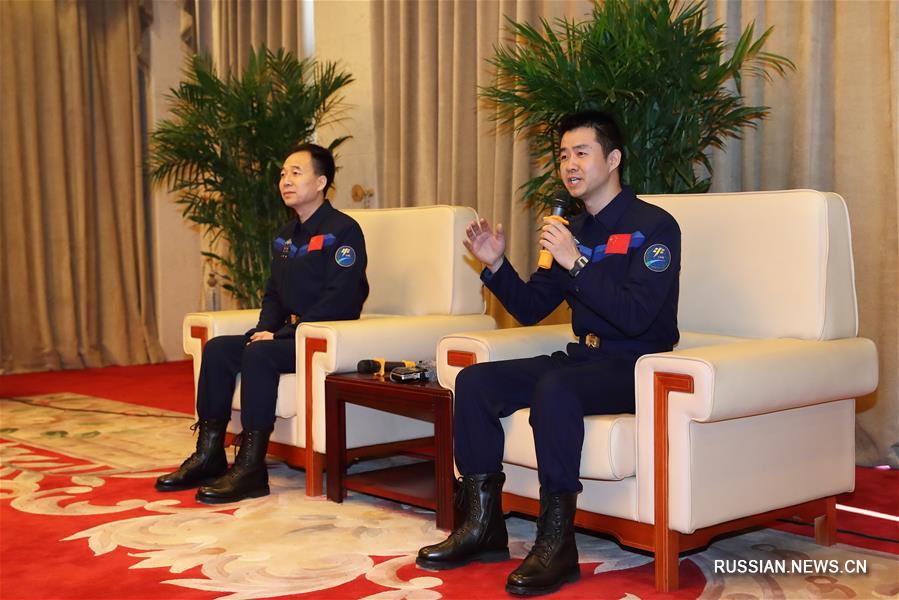Члены экипажа китайского космического корабля "Шэньчжоу-11" завершают медицинскую изоляцию