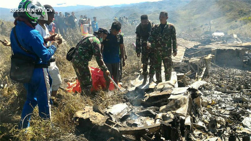 13 человек погибли в результате крушения самолета в Индонезии