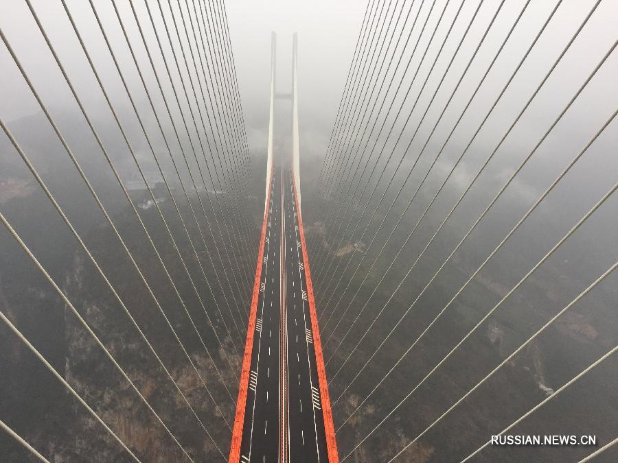 На границе между провинциями Юньнань и Гуйчжоу сдан в эксплуатацию автомобильный мост на высоте 200-этажного здания