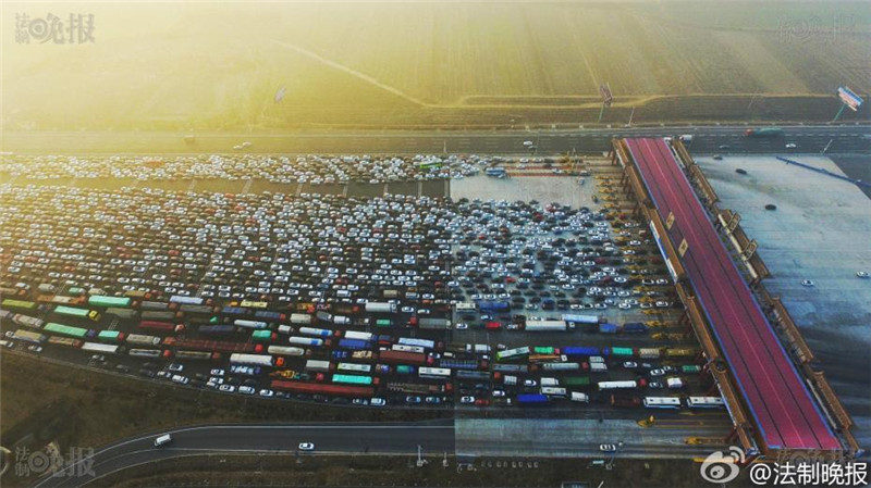 Пробки на скоростном шоссе Пекин-Сянган-Аомэнь в последний день каникул