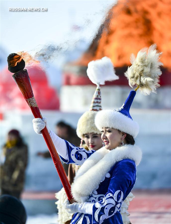 Зимний праздник на льду озера Улюнгур в Синьцзяне