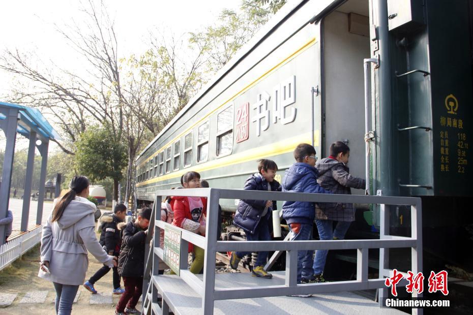 Старый вагон стал "книжным баром" в провинции Гуанси