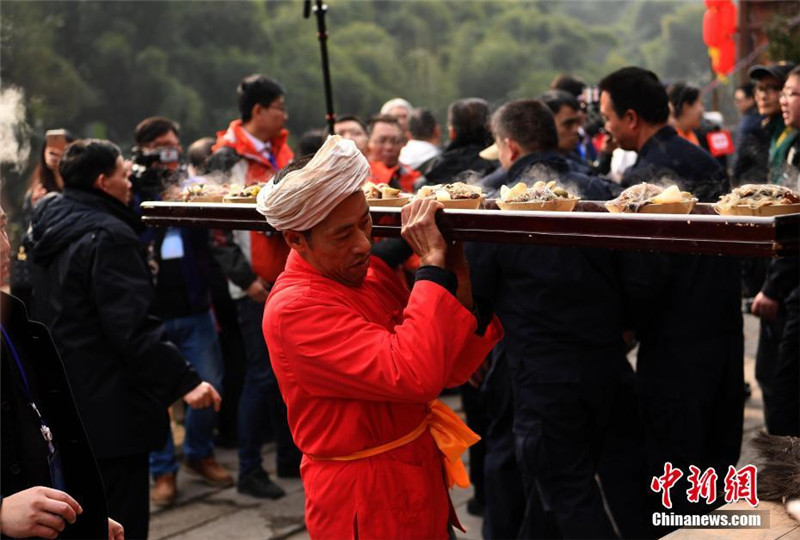 "Километровый стол" накрыли в Чунцине по случаю Праздника Весны