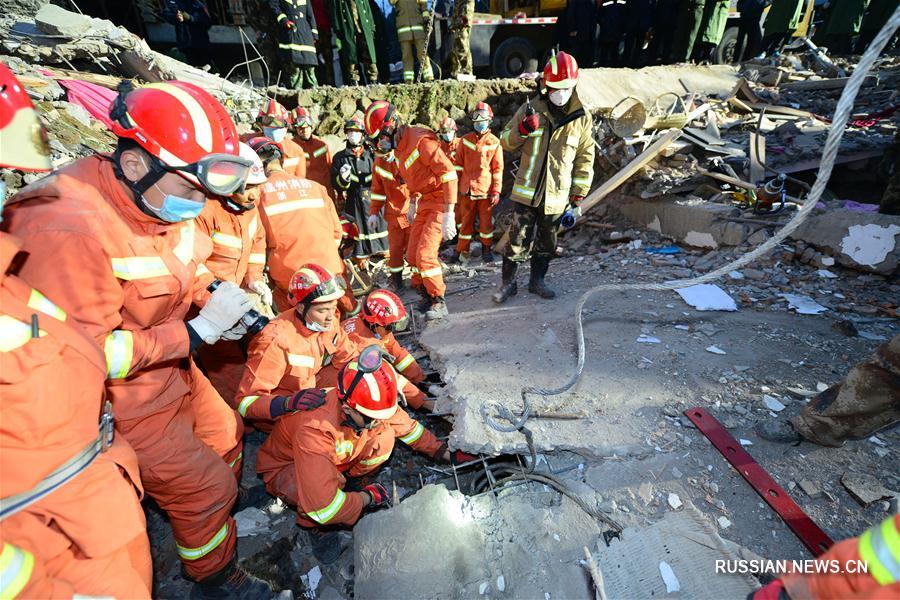 На востоке Китая из-под завалов обрушившихся зданий извлекли 9 человек, выжили двое