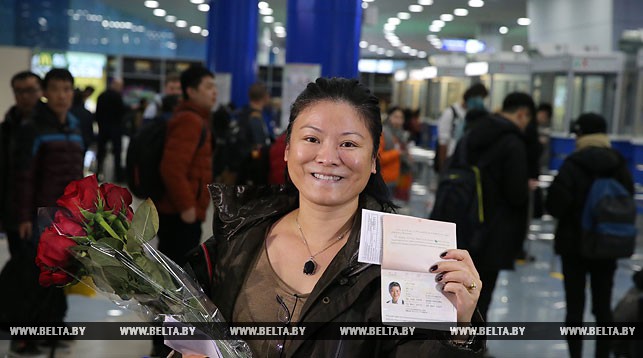 Безвизовую туристку из Китая встретили в Национальном аэропорту Минск с цветами 